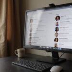 Een kantoorruimte met een computer en online ontmoetingsplatform